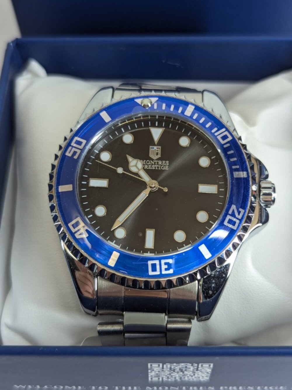 Montres Prestige Men's Watch with Blue Bezel MPW-0082